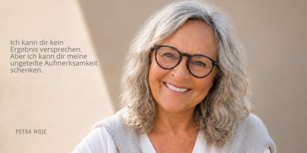 Petra Moje lächelt in die Kamera. Neben ihrem Porträt steht der Text: „Ich kann dir kein Ergebnis versprechen. Aber ich kann dir meine ungeteilte Aufmerksamkeit schenken.“ Das Bild steht für Besprechen gvon Krankheiten, persönliche Begleitung und achtsame Zuwendung.