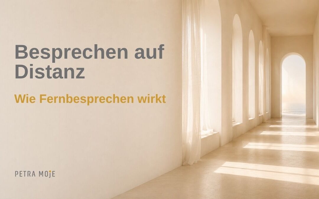 Besprechen auf Distanz. Heller Gang mit Blick in die Ferne als Beitragsbild zum Fernbesprechen und Besprechen auf Distanz