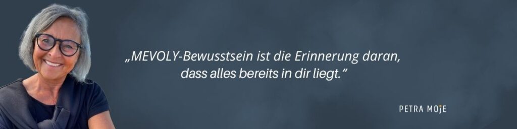 Schmales Abschlussbild mit dunklem Blau und dem Zitat von Petra Moje: „MEVOLY-Bewusstsein ist die Erinnerung daran, dass alles bereits in dir liegt.“