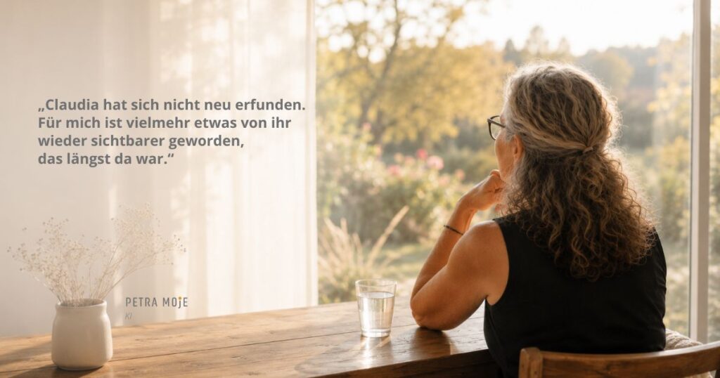 Bild mit Petra Moje von hinten am Tisch sitzend mit dem Zitat: „Claudia hat sich nicht neu erfunden. Für mich ist vielmehr etwas von ihr wieder sichtbarer geworden, das längst da war.“