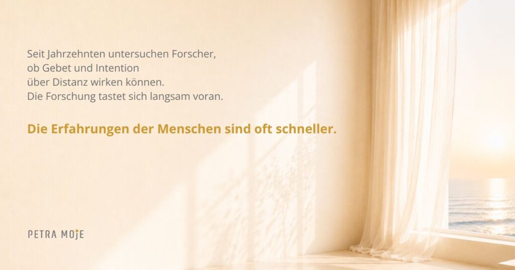 Besprechen auf Distanz: Lichtdurchfluteter Raum am Meer als Symbol für Gebet, Intention und Fernbegleitung. Petra Moje über die Erfahrunrg mit Besprechen von Krankheiten über die Distanz.
