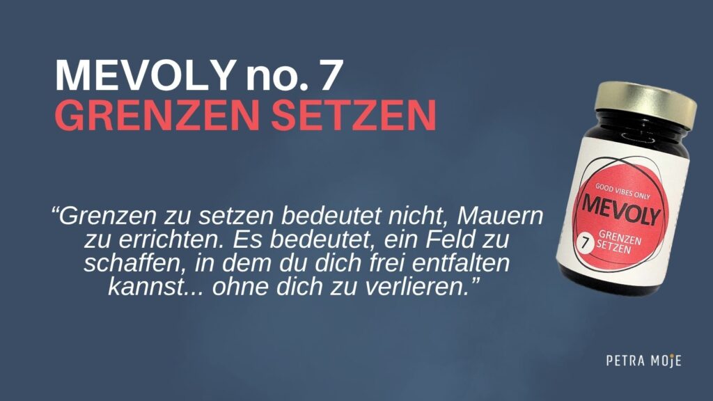 Dunkelblauer Hintergrund, Schriftzug: MEVOLY no- 7 GRENZEN SETZEN. “Grenzen zu setzen bedeutet nicht, Mauern zu errichten. Es bedeutet, ein Feld zu schaffen, in dem du dich frei entfalten kannst... ohne dich zu verlieren.” Petra Moje