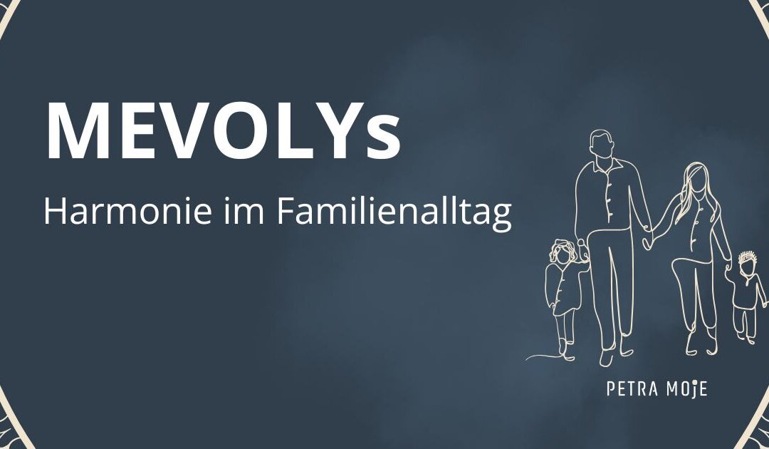 Grafik mit dem Titel „MEVOLYs – Harmonie im Familienalltag“. Links steht der Text in weißen Buchstaben auf dunkelblauem Hintergrund. Rechts ist eine feine Linienzeichnung einer Familie mit zwei Kindern zu sehen, die sich an den Händen halten. Am unteren Rand steht der Name Petra Moje. Zarte Ornamentbögen rahmen das Bild seitlich ein.
