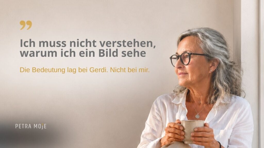 Petra Moje mit Tasse am Fenster, Zitat über ihre Wahrnehmung beim Besprechen hartnäckiger Warzen und die Bedeutung für Gerdy.