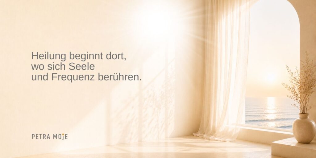 Heller Raum mit Meerblick, sanften Vorhängen und warmem Licht als stimmungsvolles Beitragsbild zu Besprechen und LICHT-Besprechen