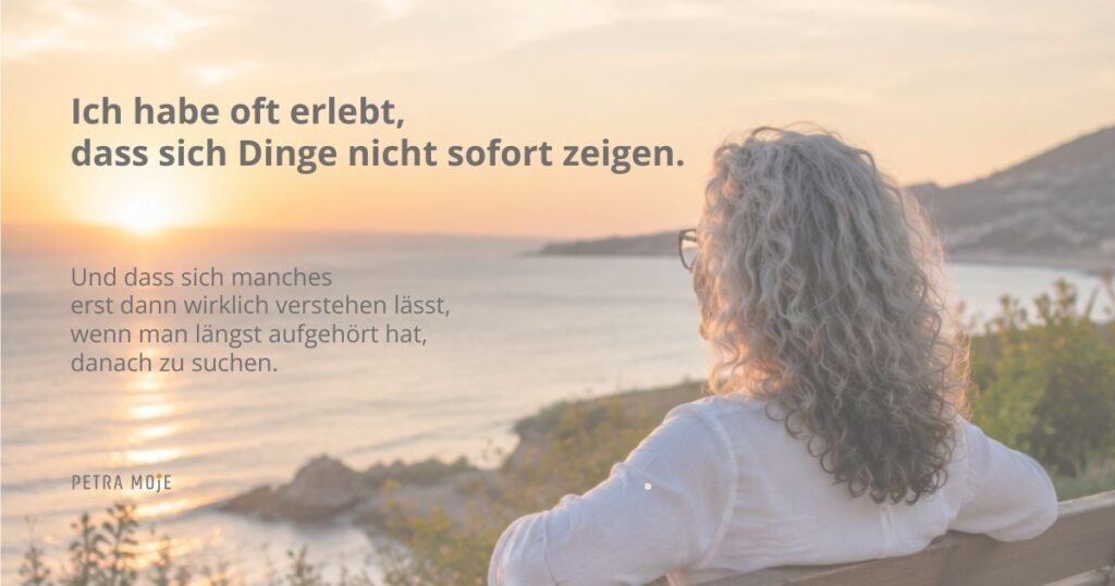 Besprechen Erfahrung mit Petra Moje: Manche Veränderungen zeigen sich erst mit der Zeit. Blick auf das Meer bei Sonnenuntergang.