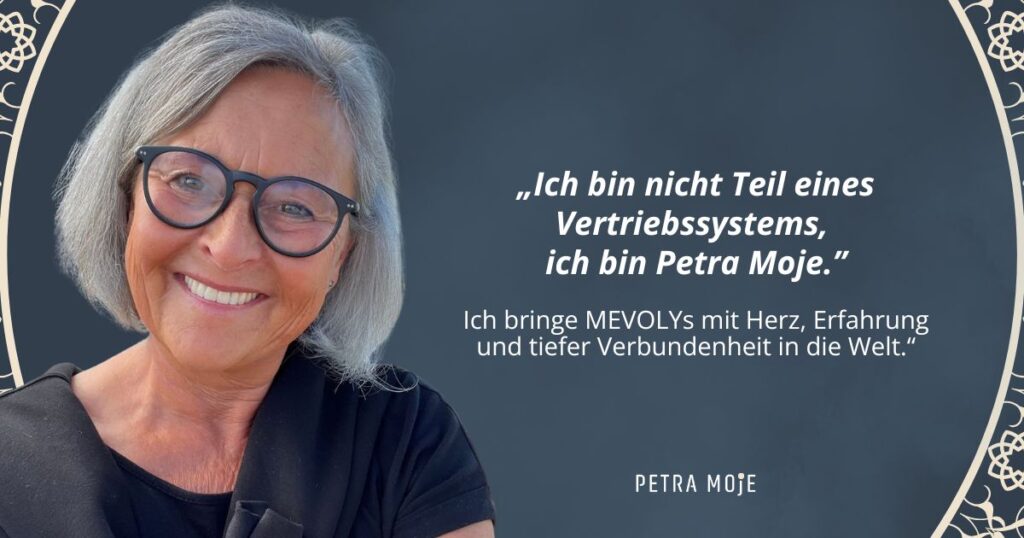 Petra Moje lächelt in die Kamera – erfahrene MEVOLY-Begleiterin mit über 50 Blogbeiträgen, zwei Büchern und tiefer Verbindung zu den MEVOLYs.
