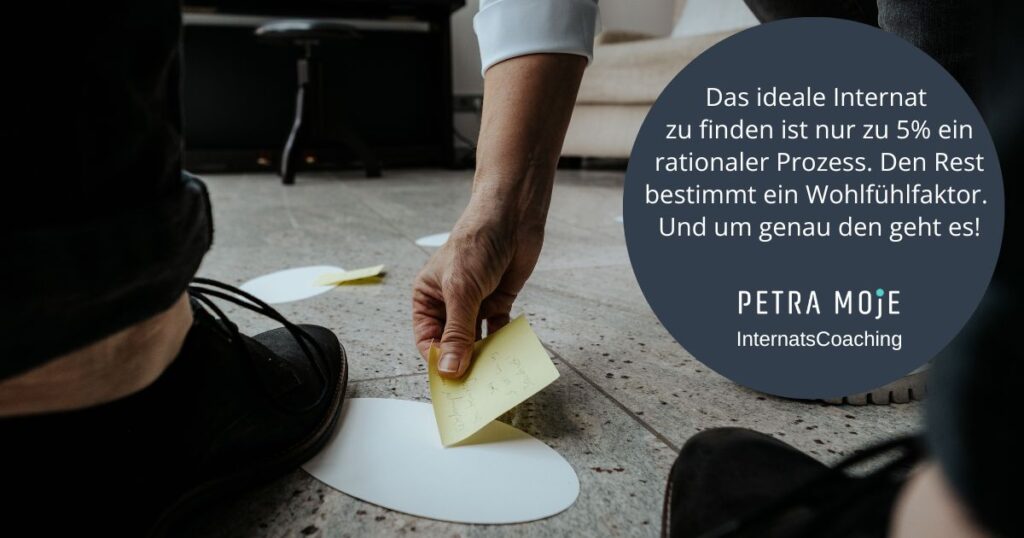 InternatsCoaching Petra Moje – Ein Schüler steht auf Bodenankern, während eine Hand ein Notizzettel aufhebt. Im Textkreis steht: „Das ideale Internat zu finden ist nur zu 5 % ein rationaler Prozess. Den Rest bestimmt ein Wohlfühlfaktor. Und um genau den geht es!“