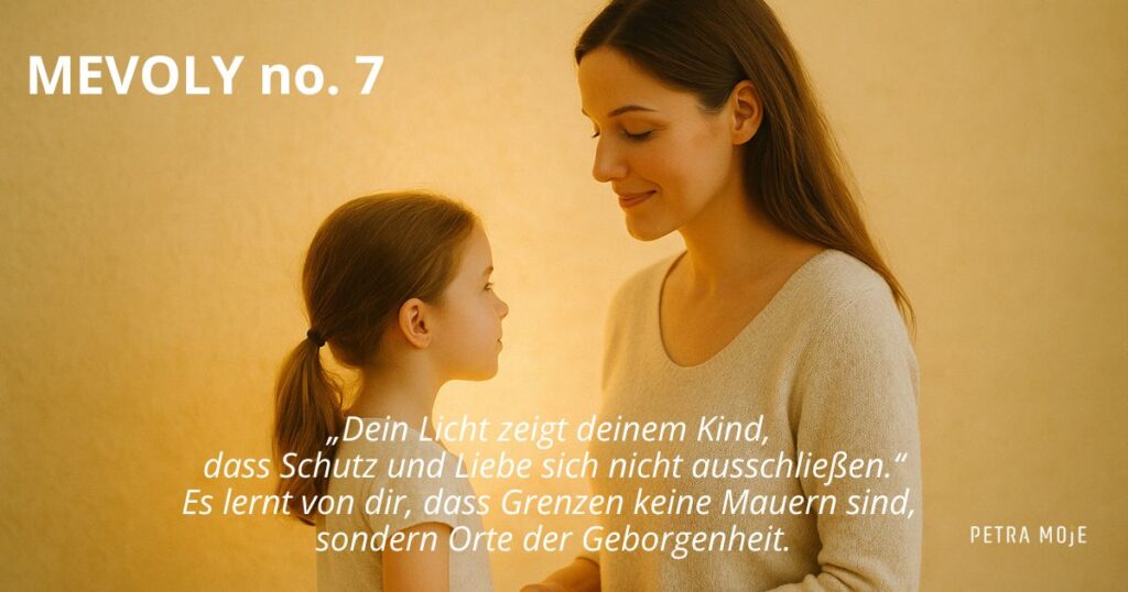 Mutter und Kind stehen sich ruhig gegenüber und halten sich an den Händen. Das sanfte goldene Lichtfeld vermittelt Schutz, Vertrauen und die Essenz von MEVOLY no. 7 – innere Stärke und Selbstbestimmtheit im Einklang mit Liebe.