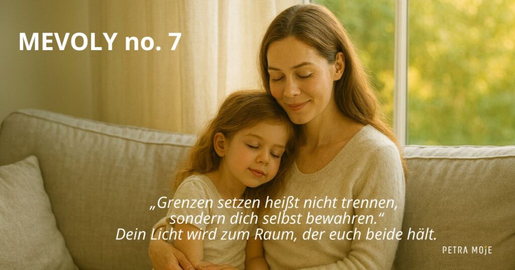 Mutter und Kind sitzen friedlich auf einem hellen Sofa, umgeben von warmem, gold-türkisem Licht. Die Szene symbolisiert Geborgenheit, innere Ruhe und die liebevolle Energie von MEVOLY no. 7 – Grenzen setzen mit Herz und Bewusstsein.