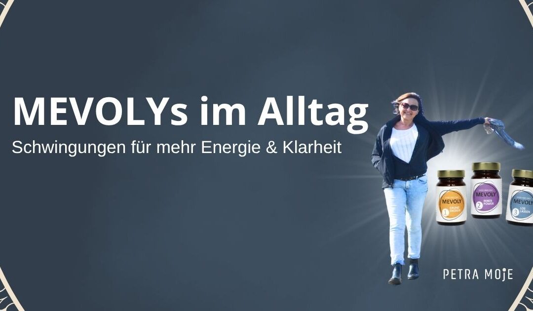 Petra Moje auf dunkelblauem Hintergrund mit goldenen Ornamenten, daneben drei MEVOLY-Gläser. Text: „MEVOLYs im Alltag – Schwingungen für mehr Energie & Klarheit“.