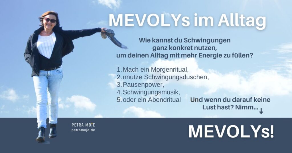 Alttext: Petra Moje lächelt unter blauem Himmel und hält ein Tuch im Wind. Text im Bild: „MEVOLYs im Alltag – Wie kannst du Schwingungen konkret nutzen, um deinen Alltag mit mehr Energie zu füllen? Morgenritual, Schwingungsduschen, Pausenpower, Schwingungsmusik oder Abendritual.“