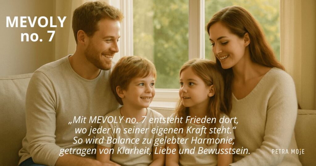 Eine Familie sitzt entspannt an einem sonnendurchfluteten Fenster, umgeben von weichem, gold-türkisem Licht. Das Bild symbolisiert innere Balance, Vertrauen und die harmonische Wirkung von MEVOLY no. 7 – Grenzen setzen für mehr Ruhe und gelebte Selbstbestimmtheit im Familienalltag.