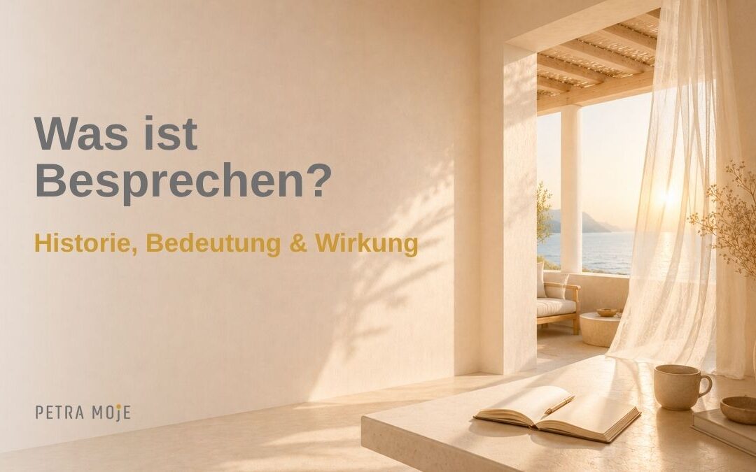 Was ist Besprechen? Heller Raum mit offenem Buch und Meerblick als Beitragsbild zur Geschichte, Bedeutung und Wirkung des Besprechens