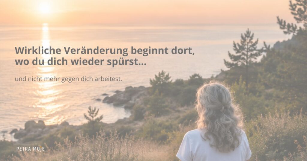 Zitatbild zum Thema persönliche Veränderung, Selbstwahrnehmung und innere Entwicklung mit hellem, warmem Hintergrund. LICHT-Besprechen Wirkung mit Petra Moje