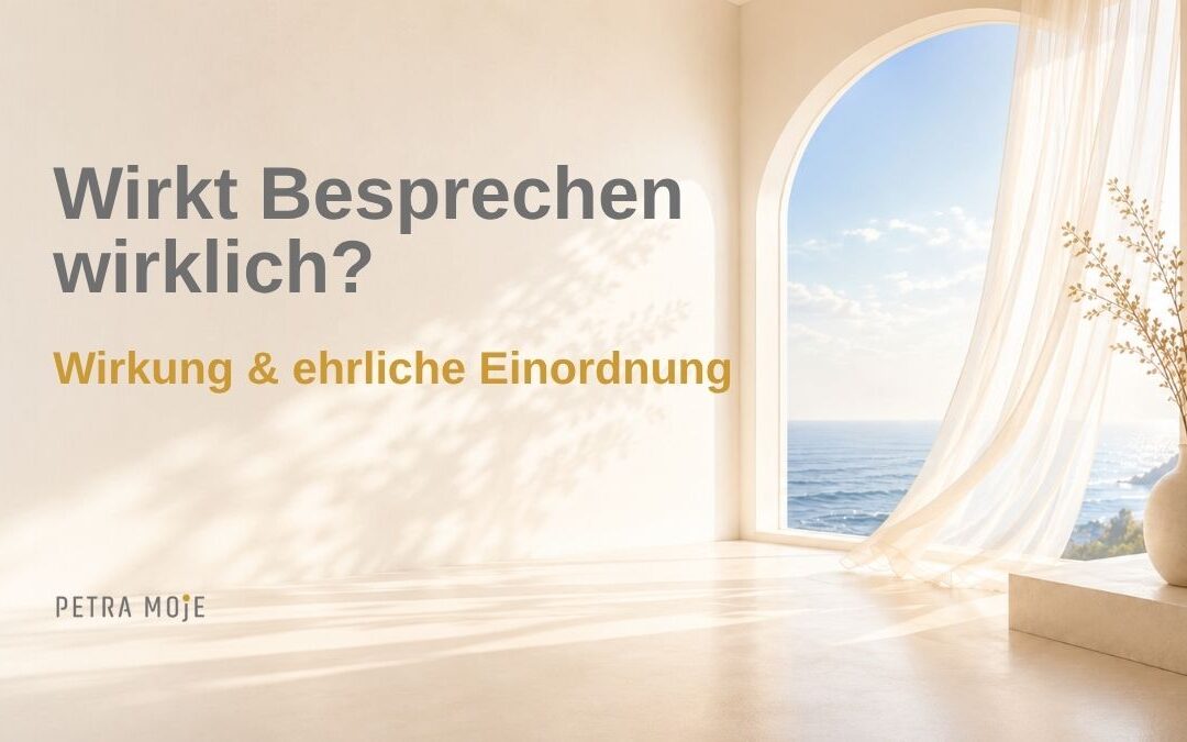 Wirkt Besprechen wirklich? Heller Raum mit Meerblick als Beitragsbild zur Wirkung und Einordnung des Besprechens