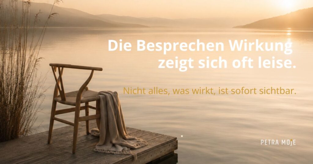 Die Besprechen Wirkung zeigt sich oft leise. Zitatbild zum Thema Besprechen und persönliche Veränderung an einem ruhigen See