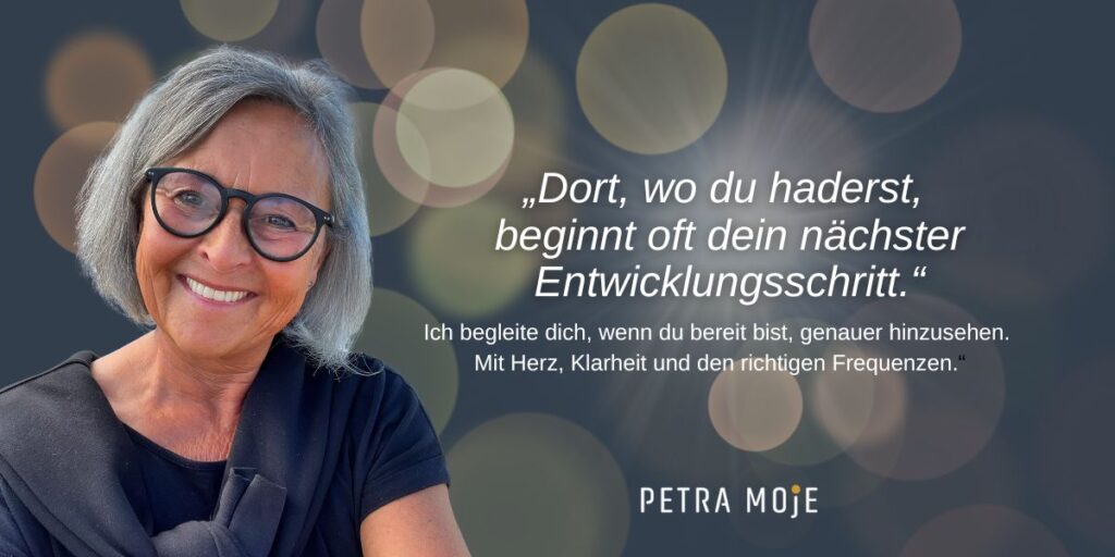 MEVOLYs: Wie kommen die Frequenzen hinein?„Petra Moje lächelt herzlich, daneben ein Zitat: ‚Dort, wo du haderst, beginnt oft dein nächster Entwicklungsschritt.‘ Ein stilles Bild über innere Prozesse und liebevolle Begleitung mit MEVOLYs.“