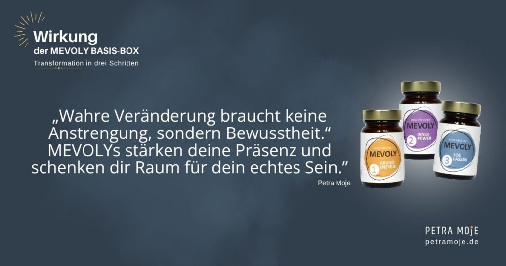 Zitatbild zur MEVOLY BASIS-BOX mit drei Gläsern (Grundenergie, Inner Power, Loslassen) und dem Zitat: „Wahre Veränderung braucht keine Anstrengung, sondern Bewusstheit. MEVOLYs stärken deine Präsenz und schenken dir Raum für dein echtes Sein.“