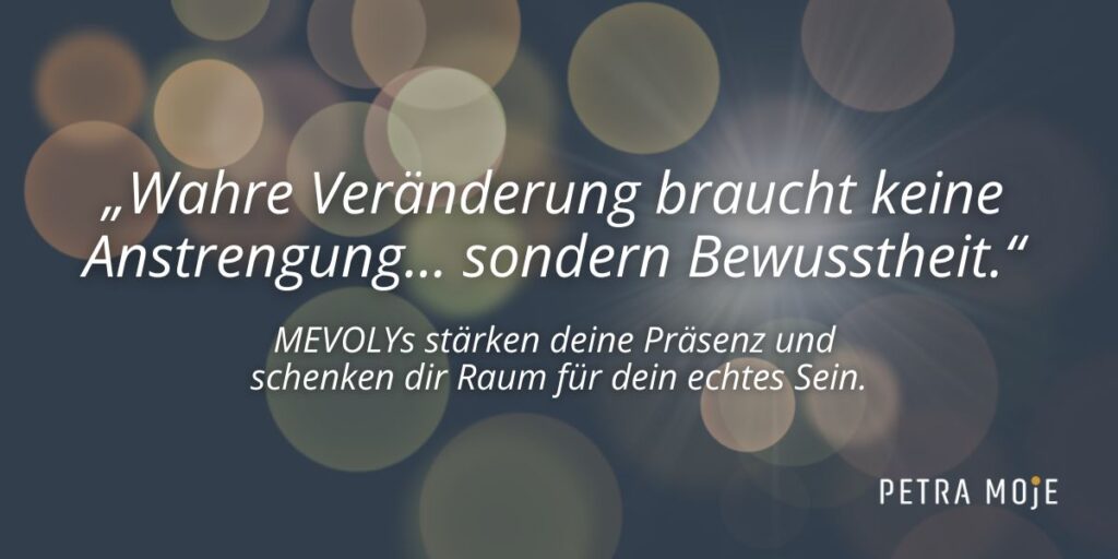 Zitatbild: „Wahre Veränderung braucht keine Anstrengung – sondern Bewusstheit.“ – mit Hintergrundbild zur MEVOLY BASIS-BOX. Ideal zur Begleitung von Frequenzarbeit im Alltag.