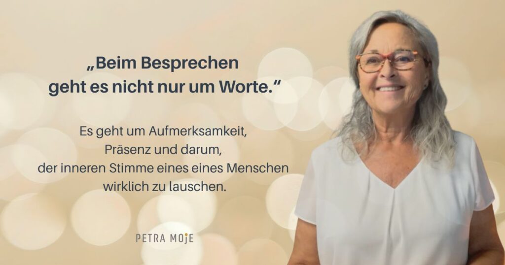 Besprechen Erfahrungsberichte: Zitat von Petra Moje über ihre Aufmerksamkeit und Präsenz beim Besprechen von Krankheiten.