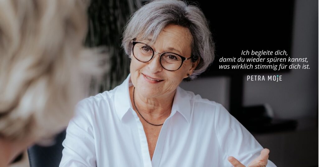 Petra Moje begleitet Menschen durch Entscheidungsprozesse – einfühlsam, systemisch und mit Fokus auf innere Stimmigkeit.