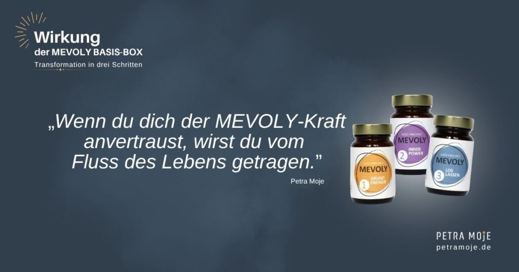 Bild mit drei MEVOLY-Produkten der BASIS-BOX (Grundenergie, Inner Power, Loslassen) und Zitat von Petra Moje: „Wenn du dich der MEVOLY-Kraft anvertraust, wirst du vom Fluss des Lebens getragen.“